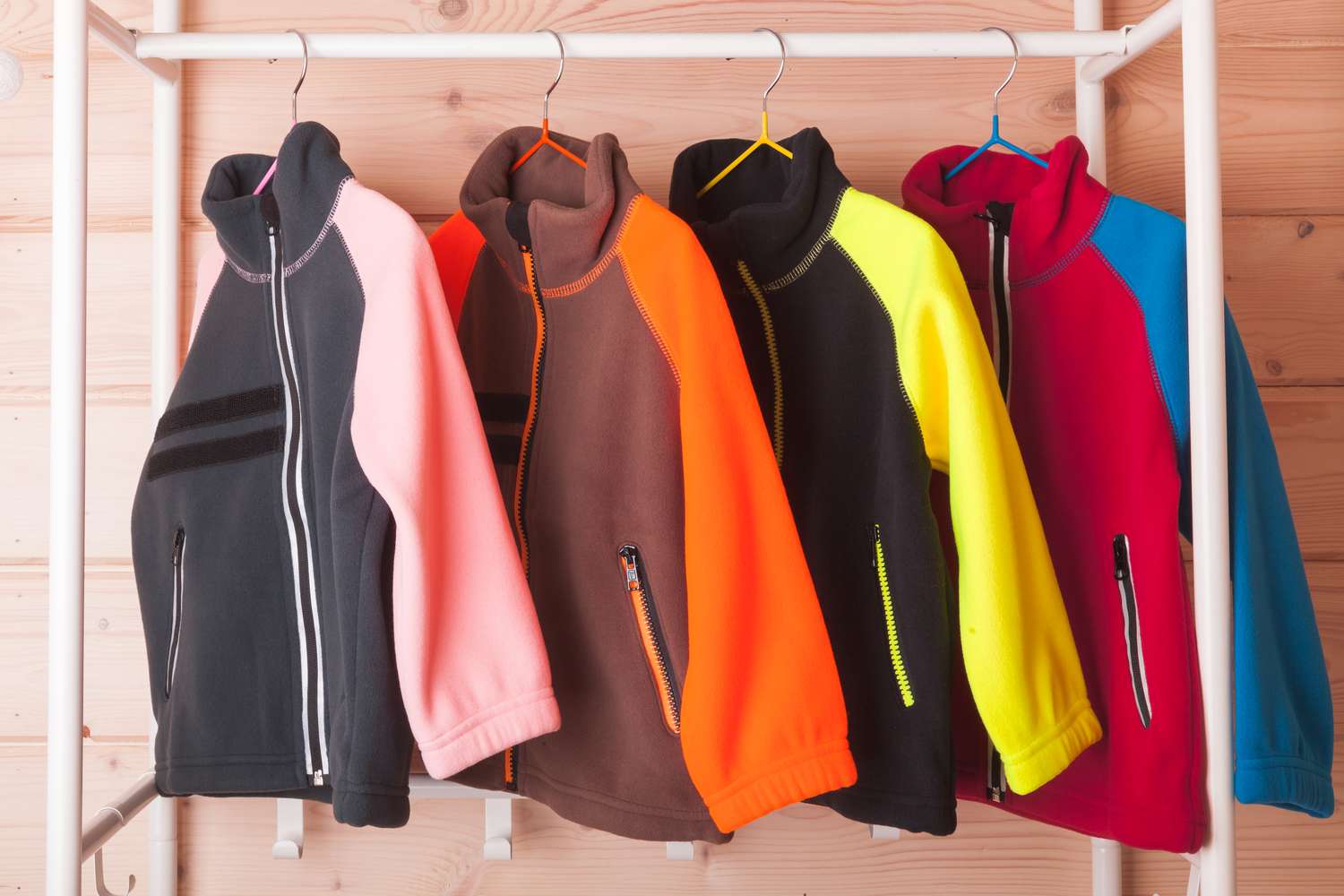 WinterSport Günstiges Geschäft -WinterSport Günstiges Geschäft colorful fleece jackets are hanging on hangers 1277100803 210385d32f9b43b897a469a33551ece8